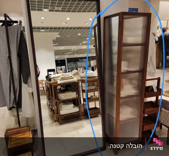 ארון עץ עם דלת זכוכית בחנות רהיטים